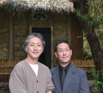 来島して真っ先に俊寛堂を訪れ、公演への意気込みを見せる中村勘九郎さん（右）と中村七之助さん