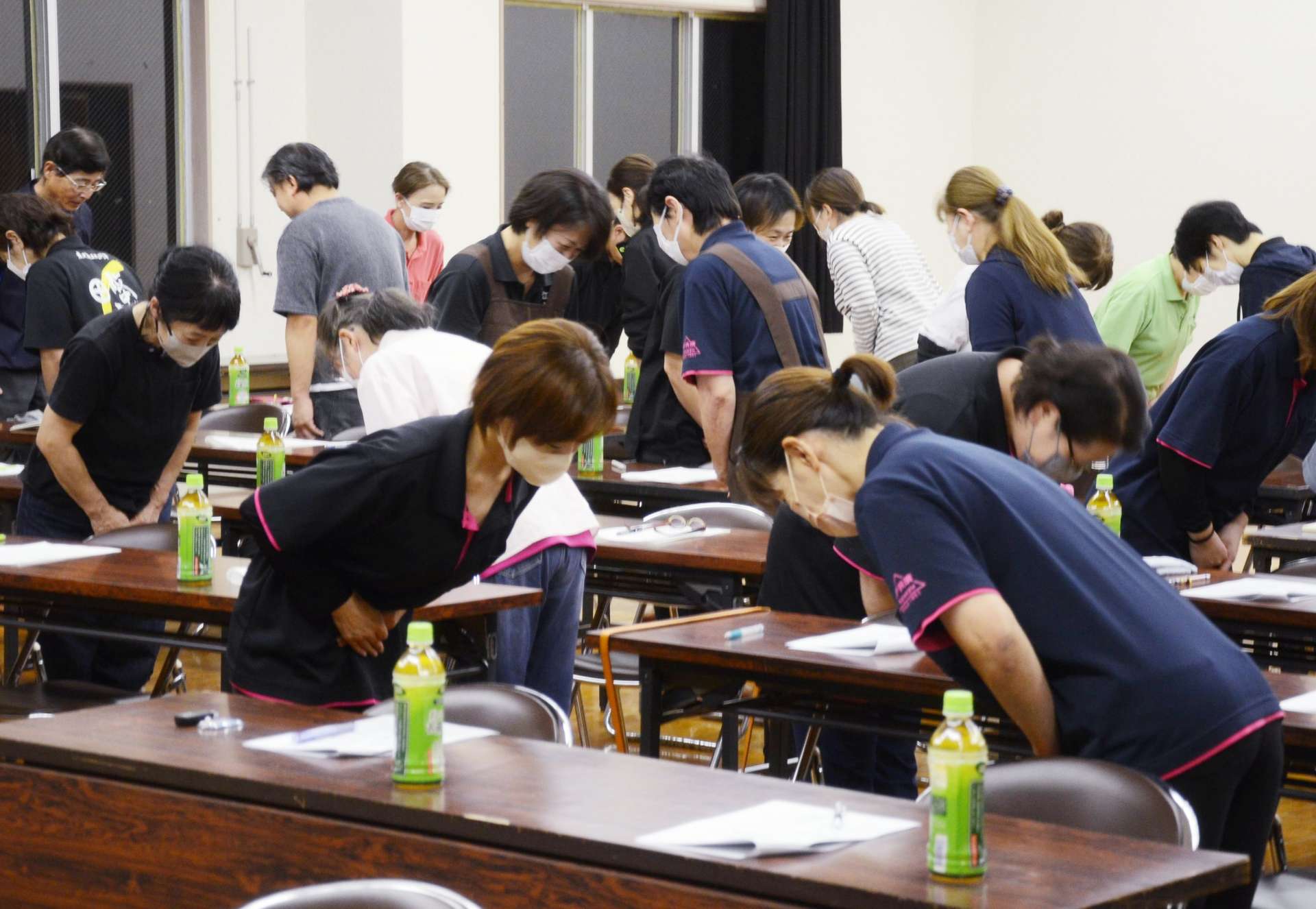 おじぎの仕方を実践する物産館の従業員ら＝日置市東市来町伊作田の漁民会館