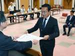 当選証書を受け取る川内博史氏＝３０日、県庁