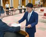 当選証書を受け取る三反園訓氏＝３０日、県庁