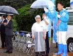 三反園訓氏の応援に駆けつけた県医師連盟の池田琢哉前委員長（右から３人目）と自民系の南九州市議ら＝２４日、同市頴娃町別府