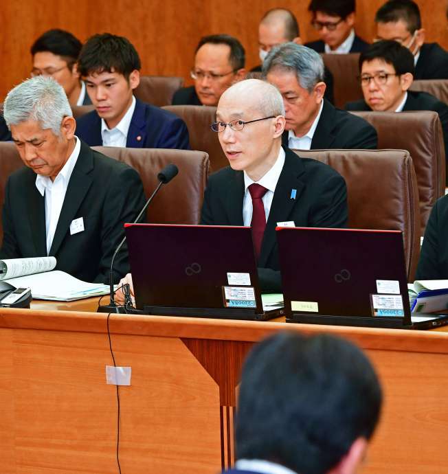 総務警察委員会で不祥事案件の再発防止対策について述べる野川明輝本部長（左から２人目）＝８月６日、鹿児島県議会