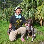 「奄美を外来種対策のモデルにしたい」と語る後藤義仁さん。隣は探索犬のピピ＝奄美市名瀬の自然環境研究センター奄美大島事務所
