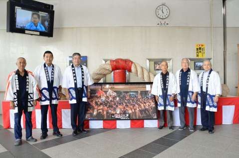 川内大綱引保存会の橋口知章会長（左から３人目）と副会長ら＝１０月１８日、薩摩川内市鳥追町のＪＲ川内駅