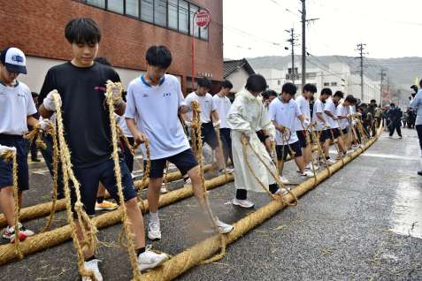 かけ声に合わせて綱を練り上げる高校生ら＝９月２２日、薩摩川内市の県道川内串木野線