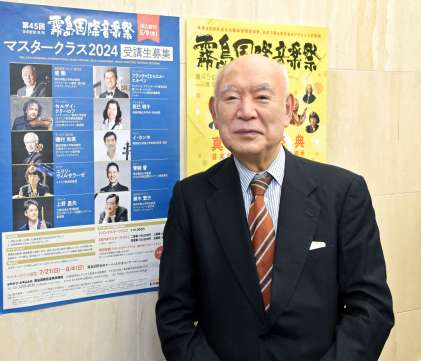 「霧島国際音楽祭を５０回、１００回に向けて発展させたい」と語る堤剛さん＝東京・渋谷