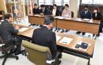 薩摩川内市の担当者に東郷幼稚園の存続を求める保護者（奥）ら＝２９日、同市役所