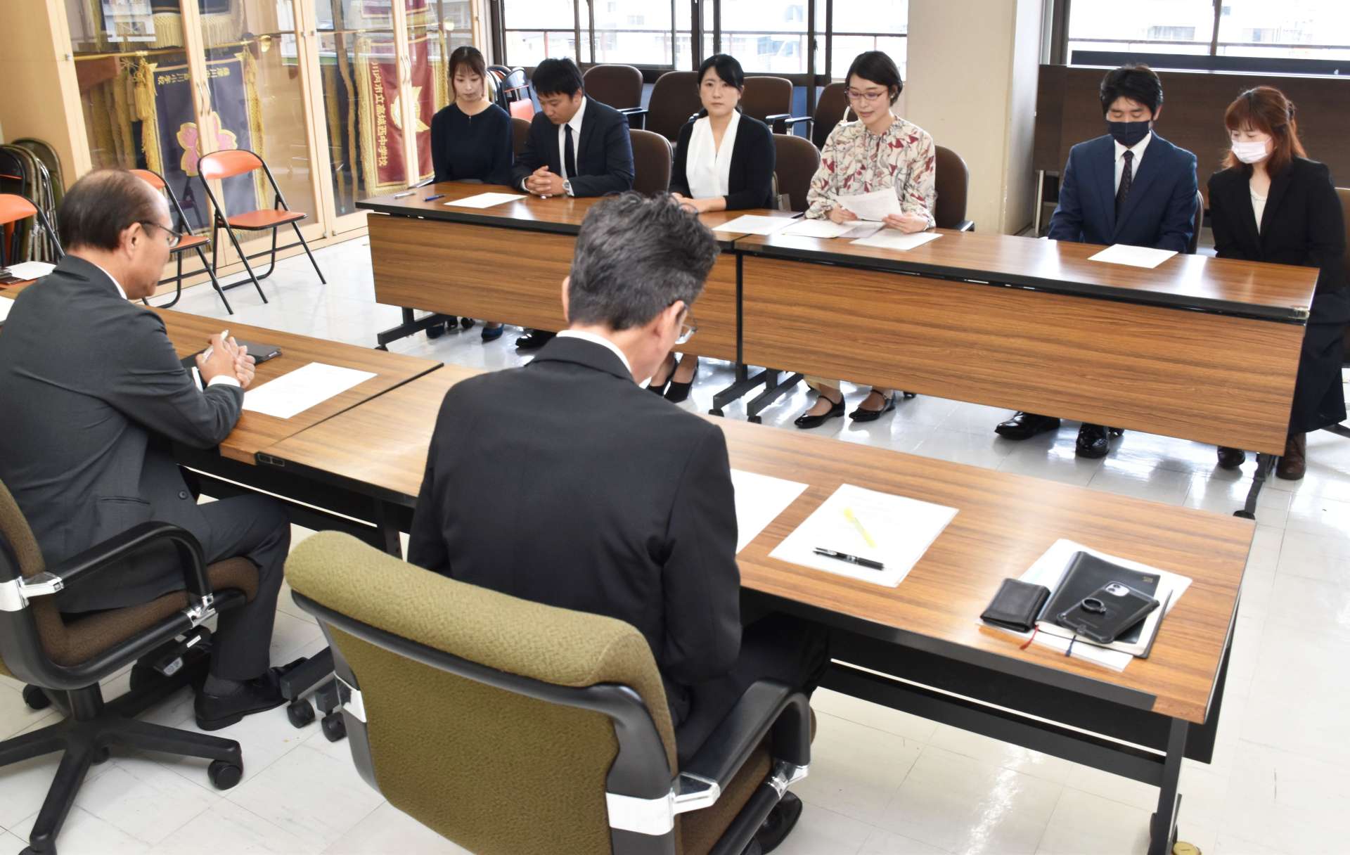 薩摩川内市の担当者に東郷幼稚園の存続を求める保護者（奥）ら＝２９日、同市役所