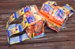 市販の菓子をつなぎ合わせて作った防災リュックサック。非常時には３日分の食糧になる＝指宿市の開聞保育園