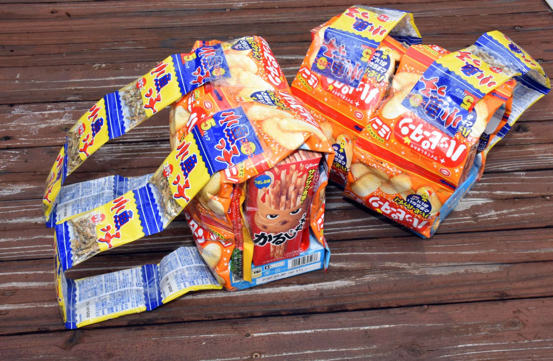 市販の菓子をつなぎ合わせて作った防災リュックサック。非常時には３日分の食糧になる＝指宿市の開聞保育園