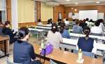 スクールバスについて説明する大口高校の関係者＝伊佐市