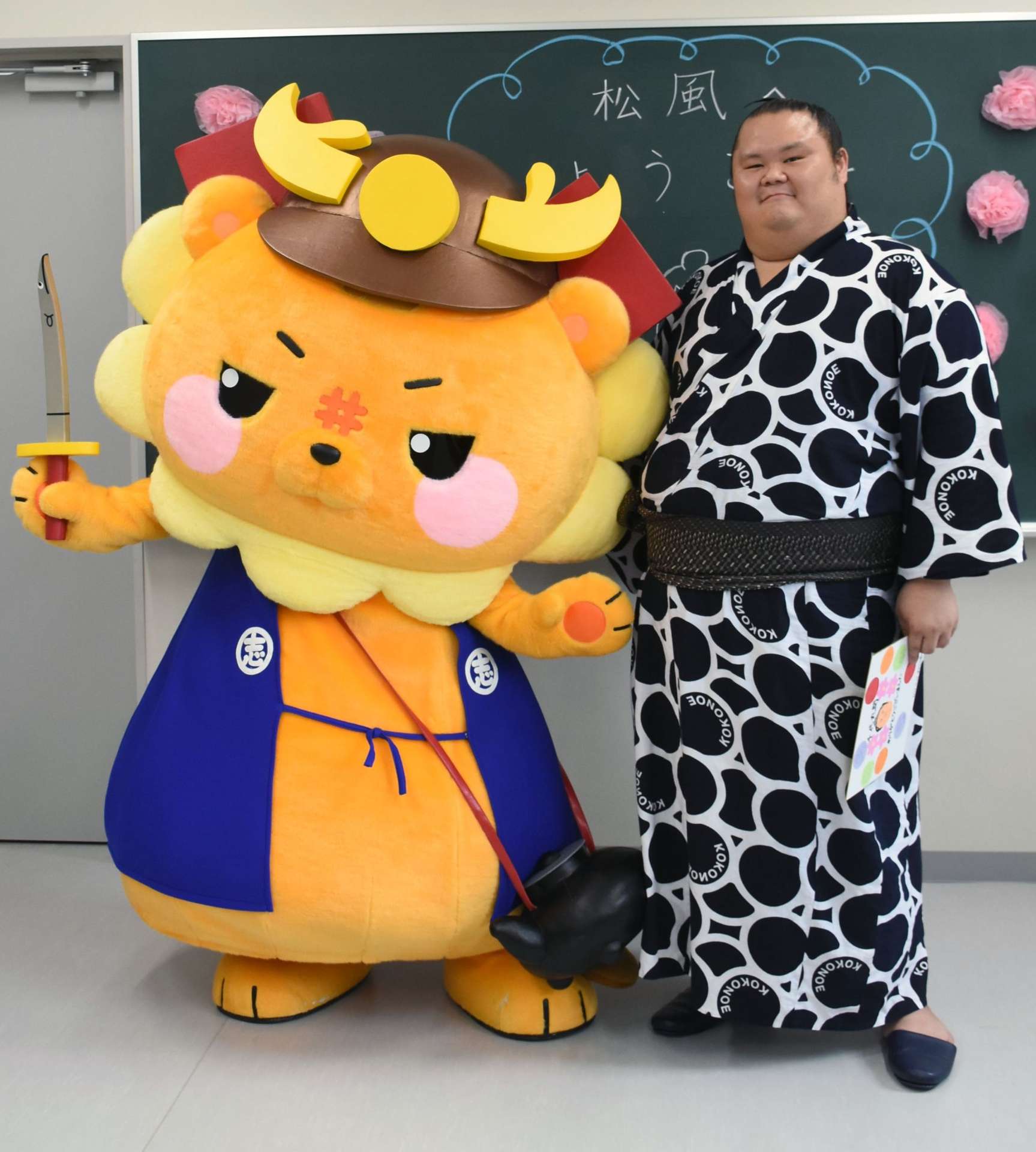 学びの多様化教室「松風」を訪れる千代丸関（右）と志武士ししまる＝志布志市の志布志運動公園体育館