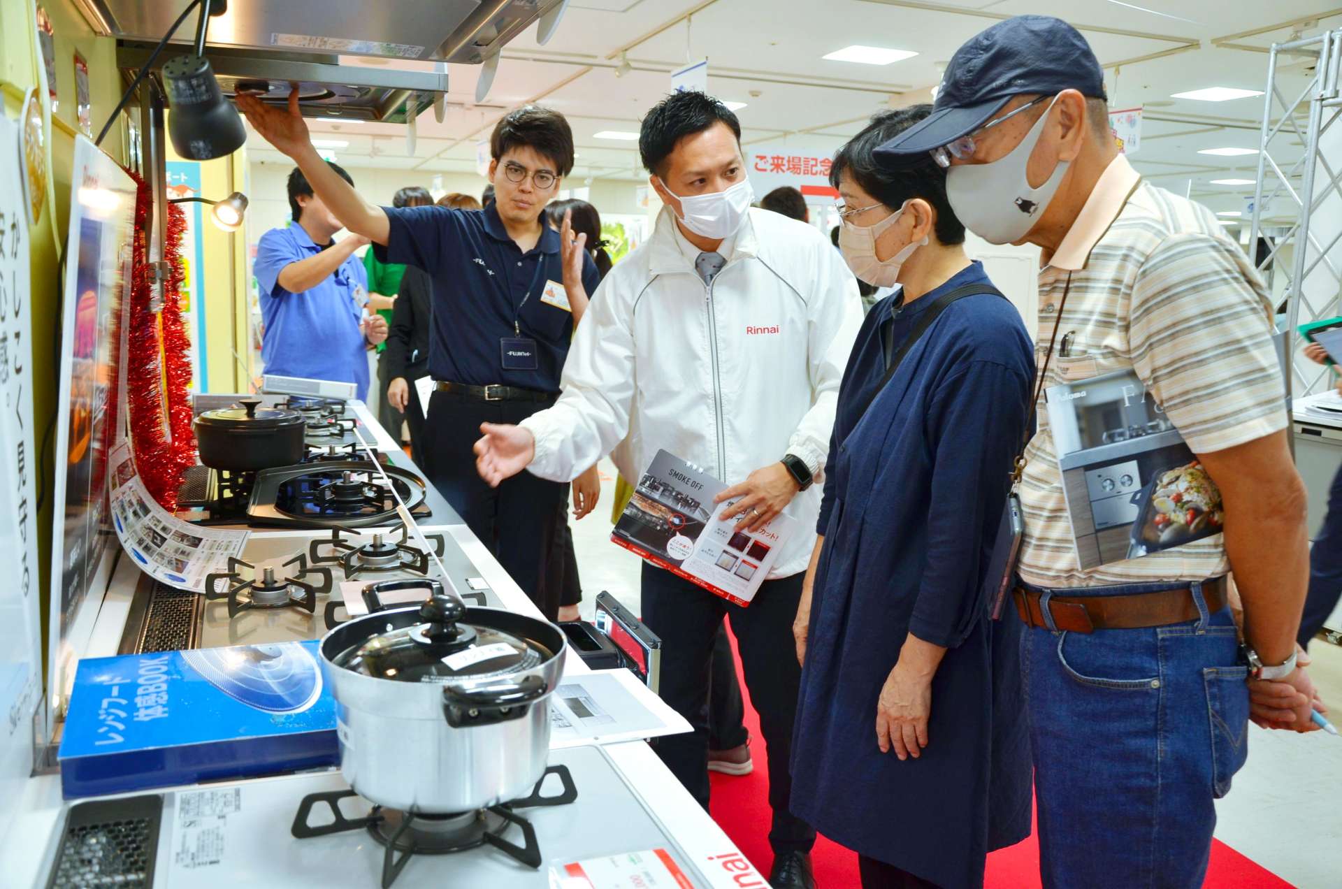 最新のガス機器を求める客でにぎわう会場＝３１日、鹿児島市の山形屋