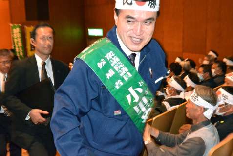 公務のため決起大会を中座する小里泰弘氏。必死の形相を見せた＝１０月２４日、薩摩川内市