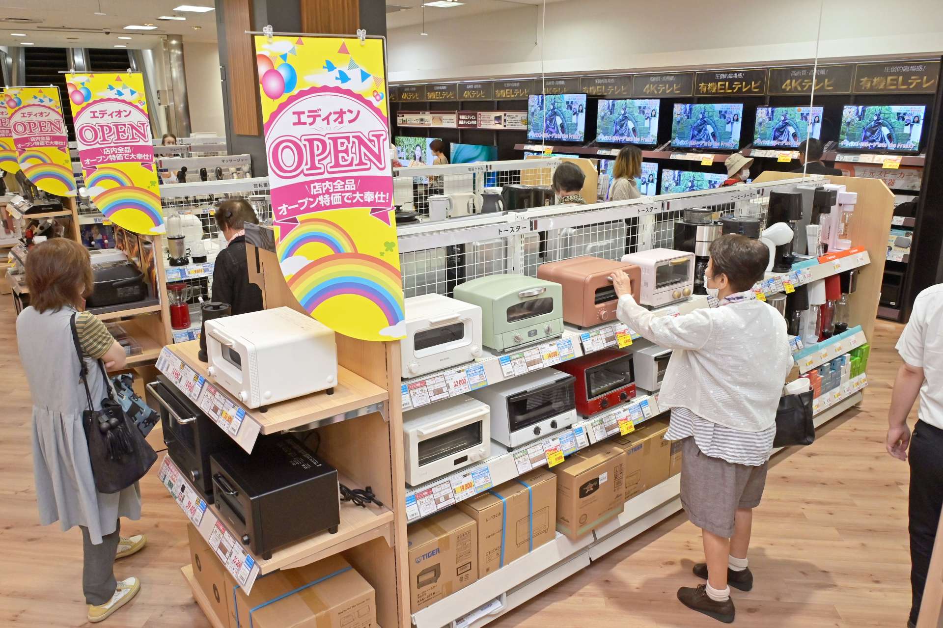 経営再建に向けた事業再生計画の一環で、１０月１日オープンした家電量販店＝鹿児島市の山形屋２号館５階