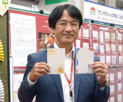 （別カット）１日に発売された２０２５年用の年賀はがき＝１日、鹿児島市の鹿児島中央郵便局