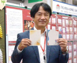 （別カット）１日に発売された２０２５年用の年賀はがき＝１日、鹿児島市の鹿児島中央郵便局