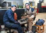 溶接技術の高校生九州大会優勝の柿木秀斗さん（右）と準優勝の松元練哉さん＝南九州市の薩南工業高校