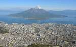 上空から望む鹿児島市の街並み