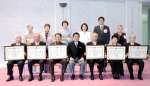 表彰式後に記念撮影する県民表彰の受賞者ら＝１日、県議会庁舎