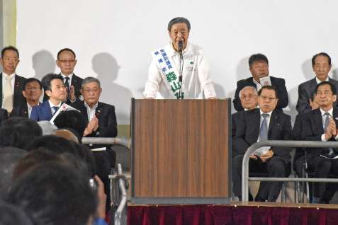 決起大会で演説する森山裕氏＝２４日、曽於市の曽於中央家畜市場