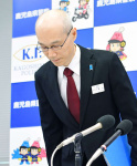 離任会見にあたり礼をする野川明輝本部長＝１日午後、鹿児島市の県警本部