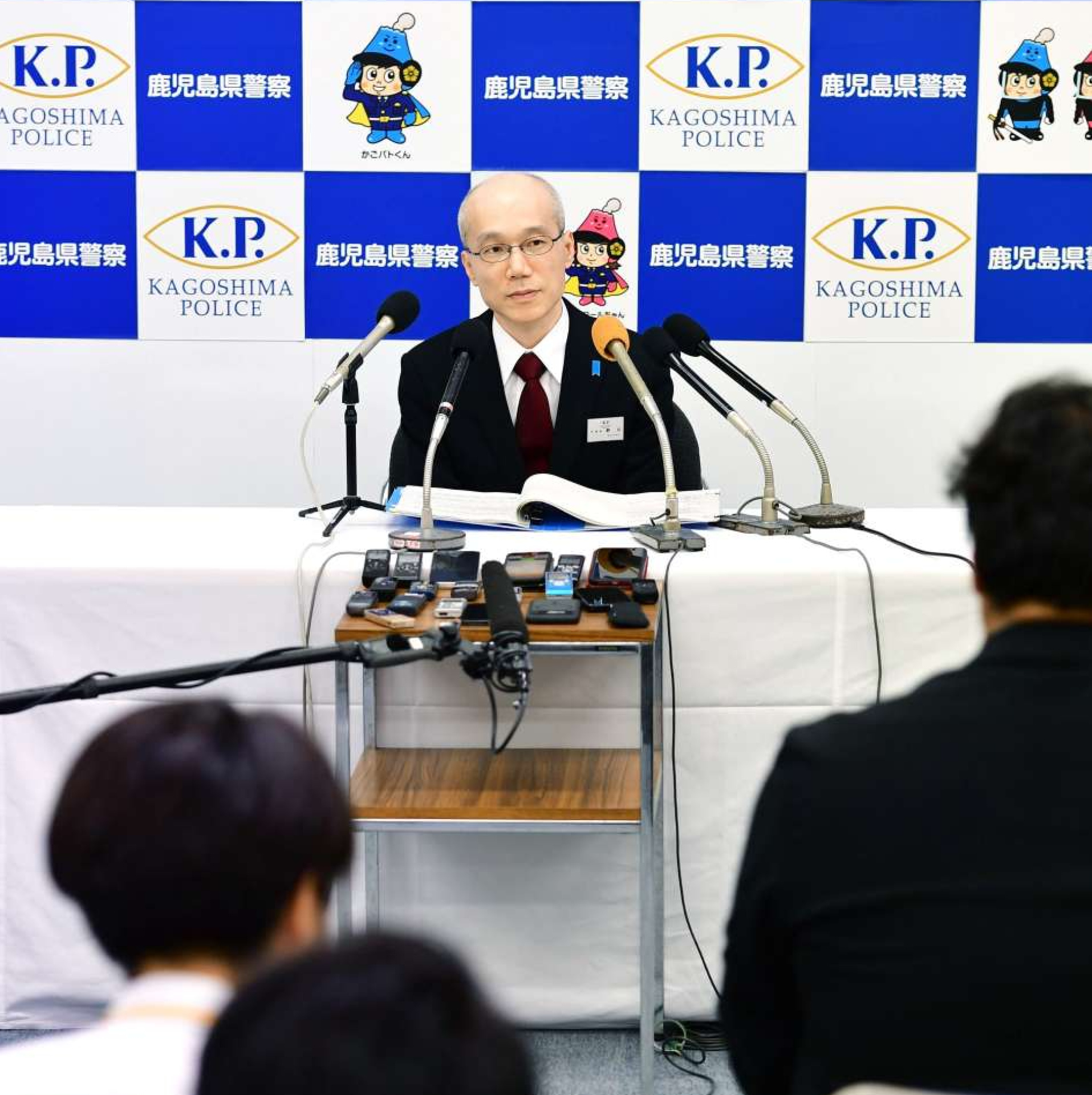 記者の質問に答える野川明輝本部長＝１日午後、鹿児島市の県警本部