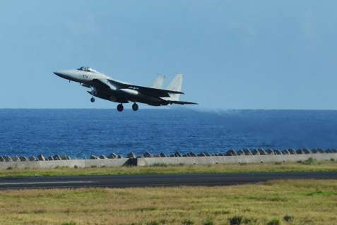 着陸後すぐ離陸する「タッチ・アンド・ゴー」を訓練する航空自衛隊Ｆ１５戦闘機＝２７日午後３時すぎ、奄美市笠利の奄美空港