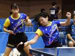 女子決勝リーグの出水中央戦、息の合ったプレーを見せる鹿城西の出水（右）と清田＝県体育館