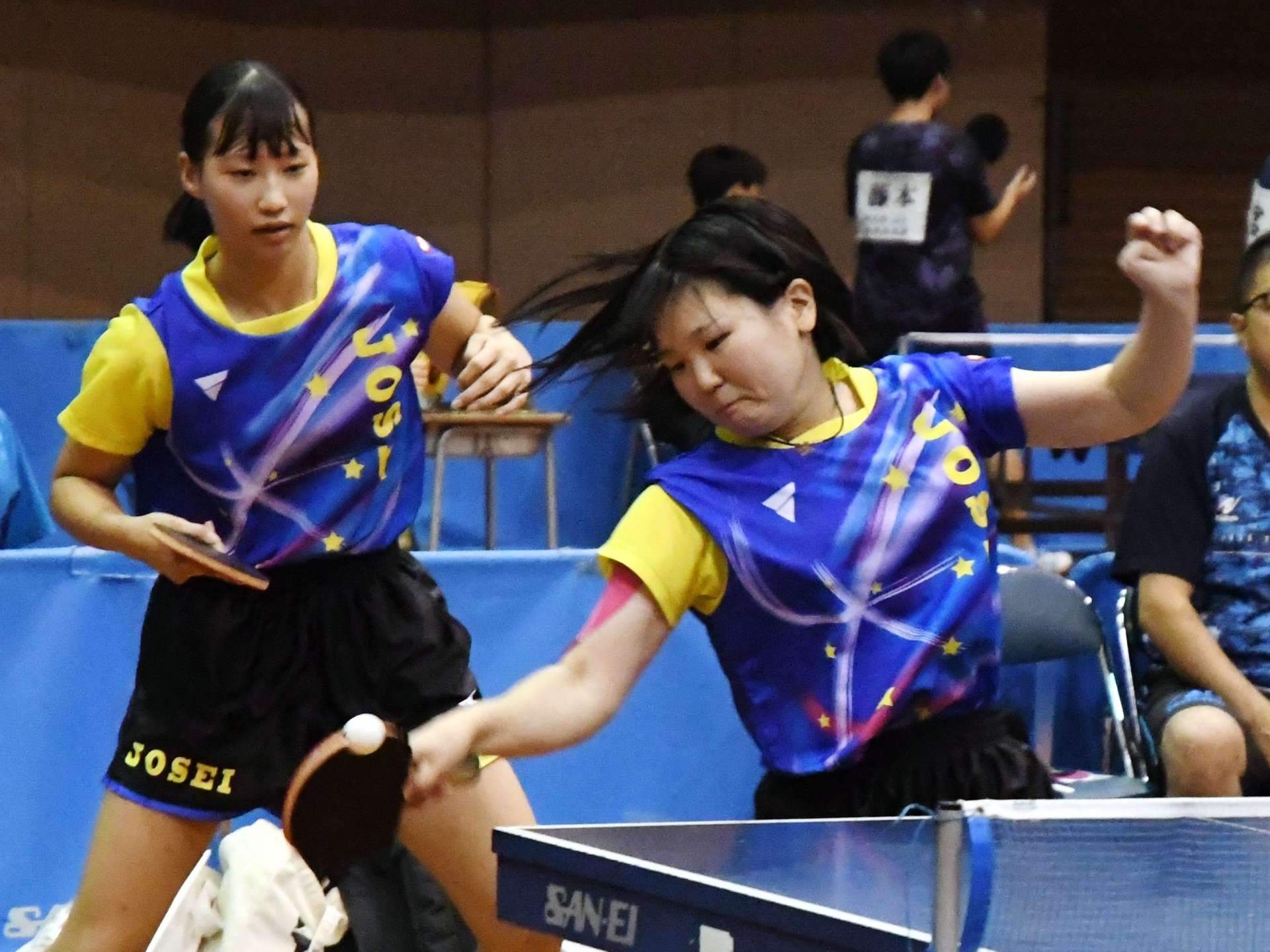 女子決勝リーグの出水中央戦、息の合ったプレーを見せる鹿城西の出水（右）と清田＝県体育館