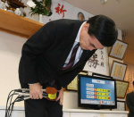 〈関連〉落選確実の報を受け、支援者らに頭を下げる小里泰弘さん＝１０月２７日午後８時２２分、薩摩川内市平佐１丁目