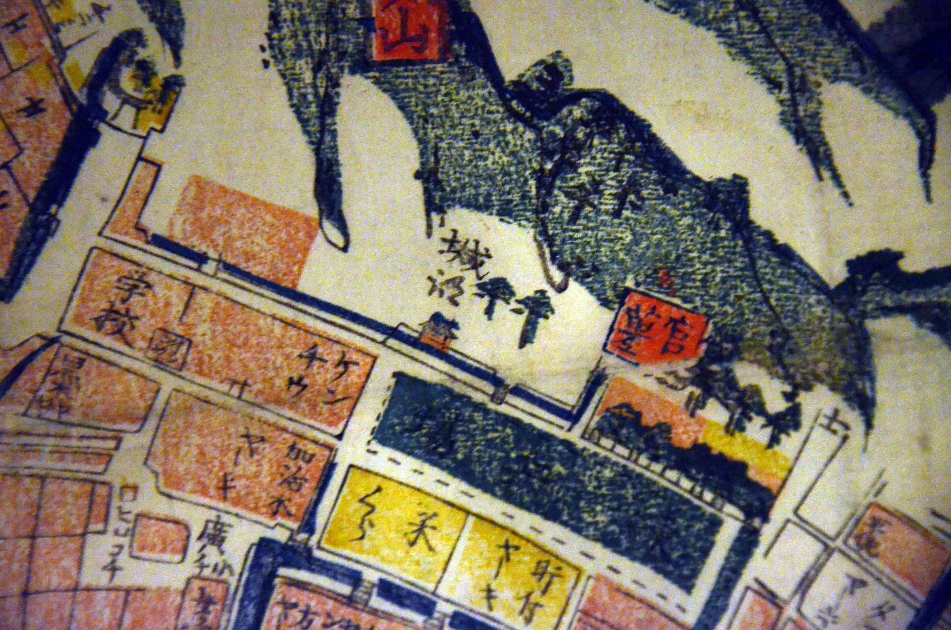 「明治十年鹿児島略絵図」に描かれた御角櫓（中央）。西南戦争最終盤で燃えたことを示す赤色が塗られている（黎明館蔵）