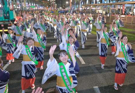 息の合った動きで夜の繁華街を練り歩く踊り連＝２日午後７時半すぎ、鹿児島市金生町