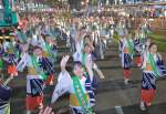 息の合った動きで夜の繁華街を練り歩く踊り連＝２日午後７時半すぎ、鹿児島市金生町
