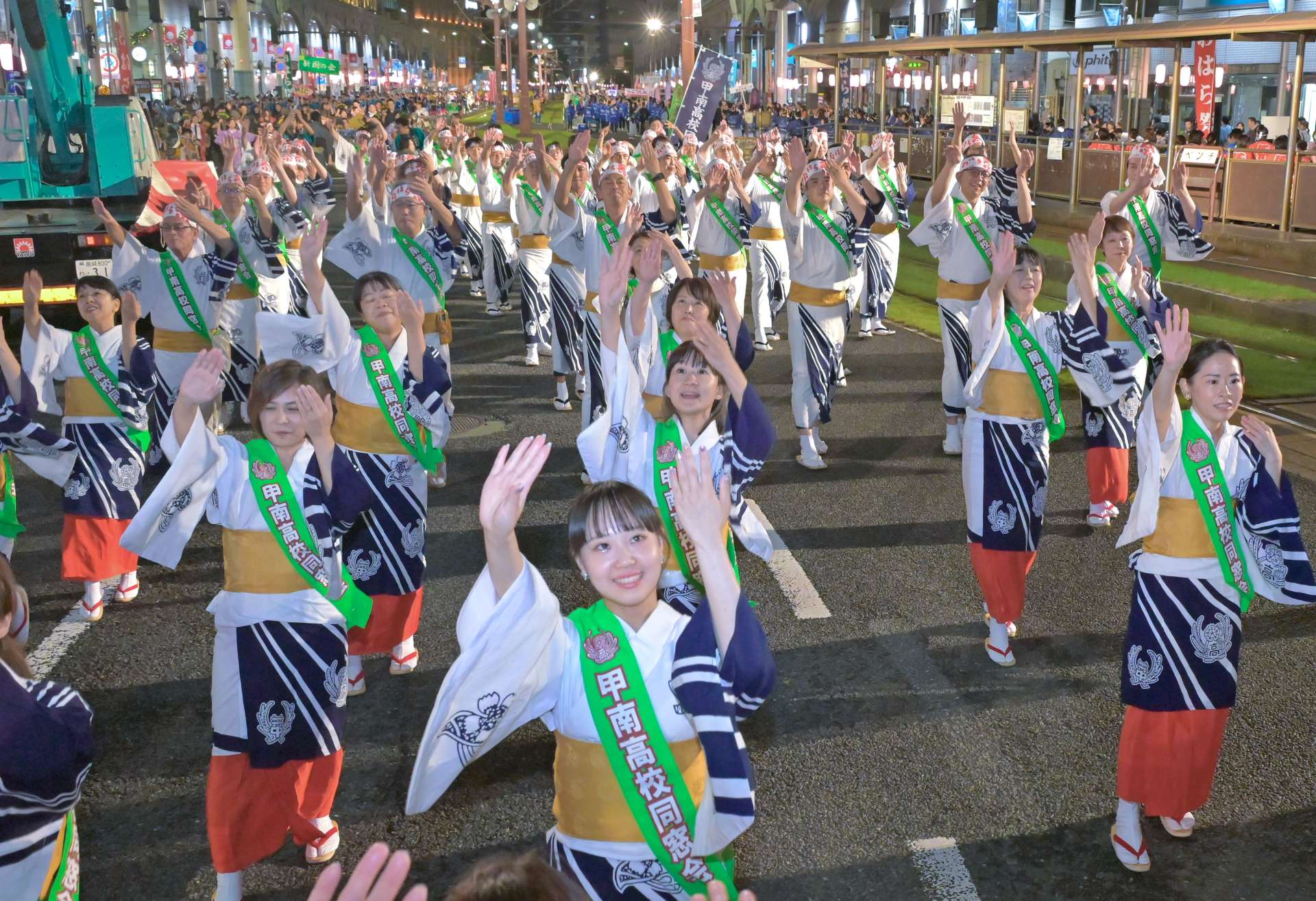 息の合った動きで夜の繁華街を練り歩く踊り連＝２日午後７時半すぎ、鹿児島市金生町