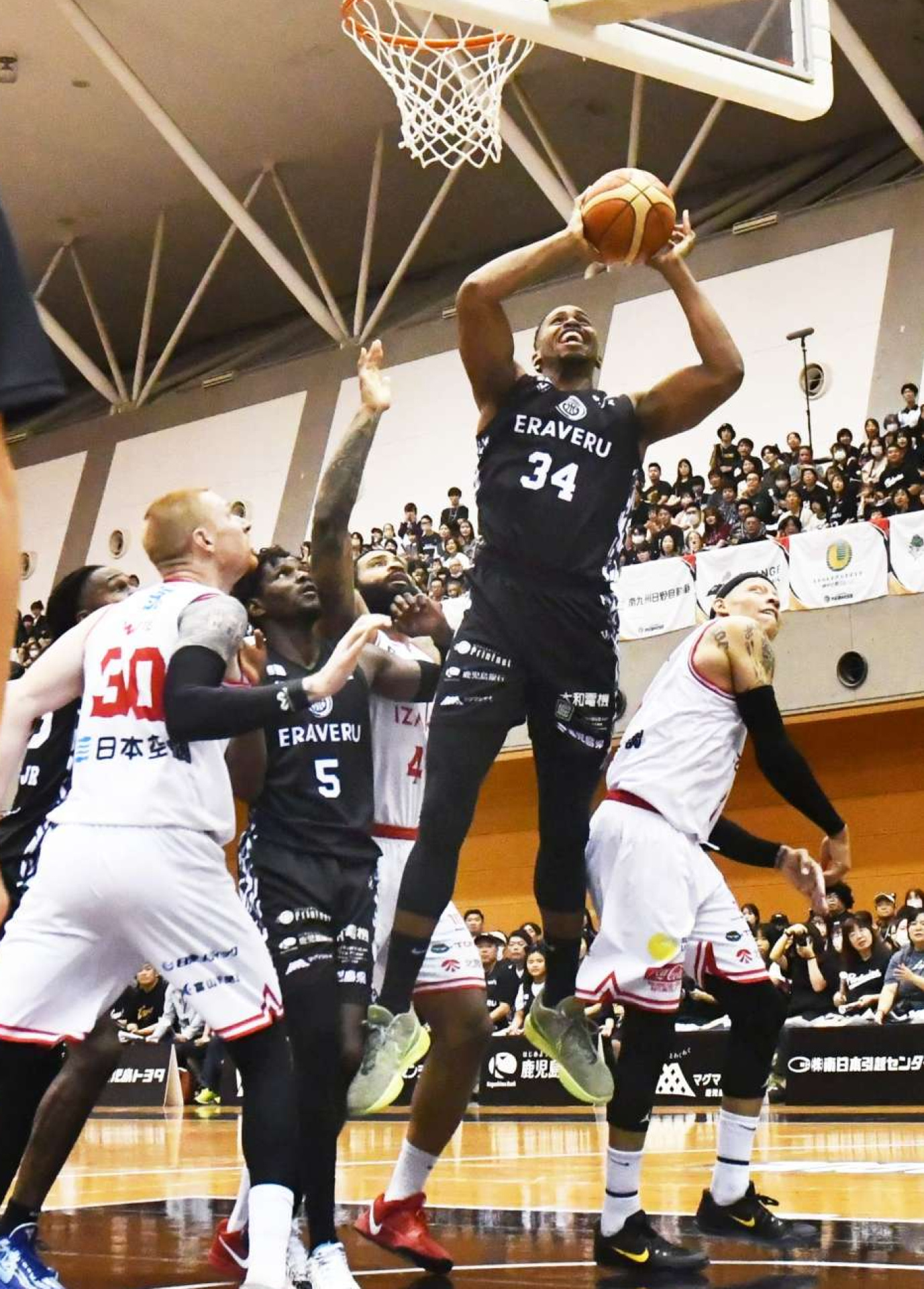 第３クオーター、ゴールを決めるレブナイズのリチャードソン（３４）＝サンアリーナせんだい