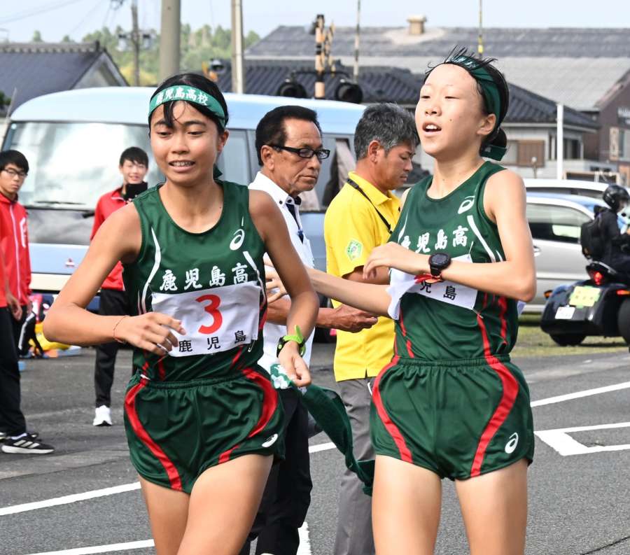 鹿児島の１区・平野（右）からたすきを受ける上ノ原＝指宿市