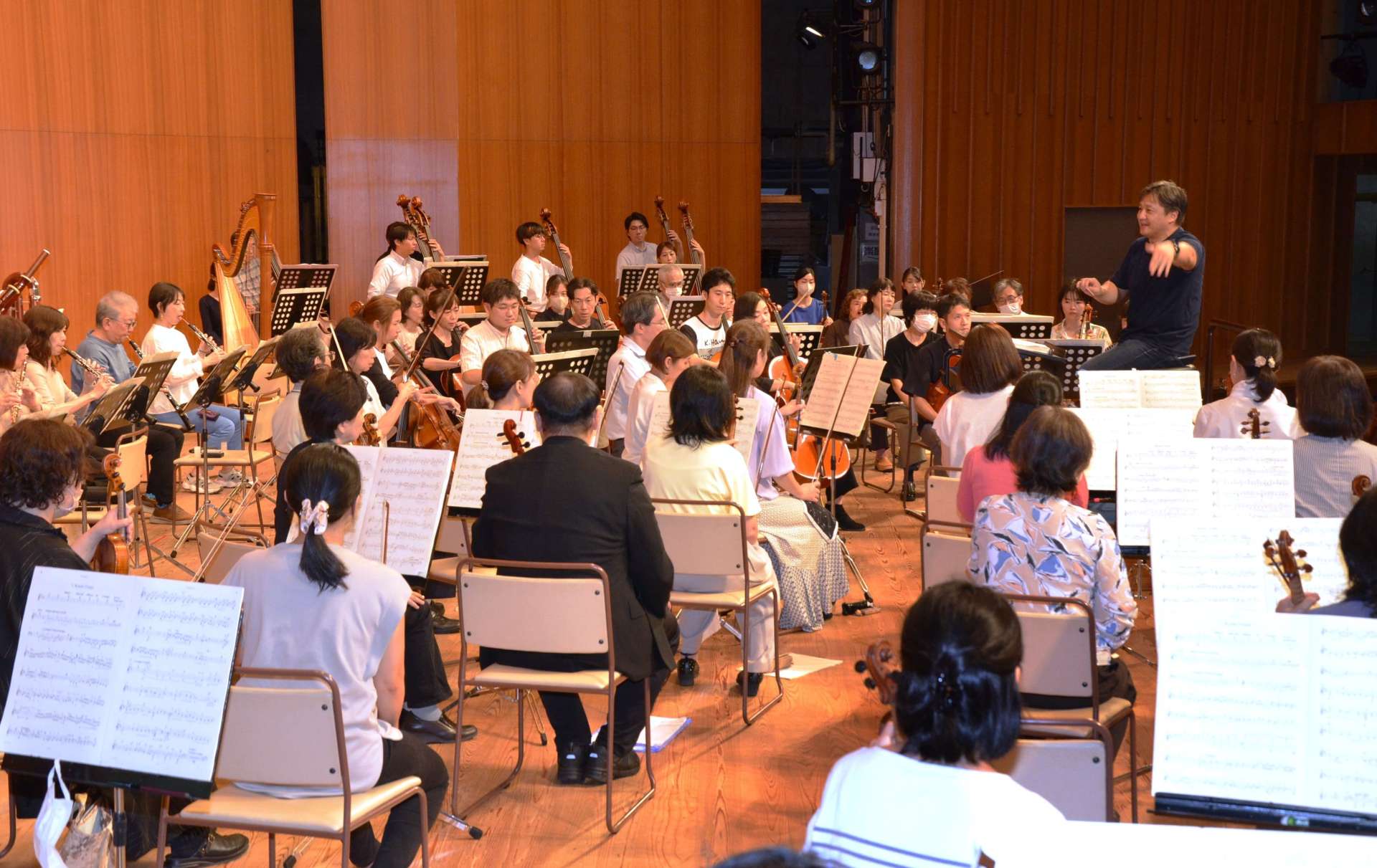 １００回目の定演に向け、練習に励む鹿児島交響楽団＝１０月３０日、鹿児島市の宝山ホール