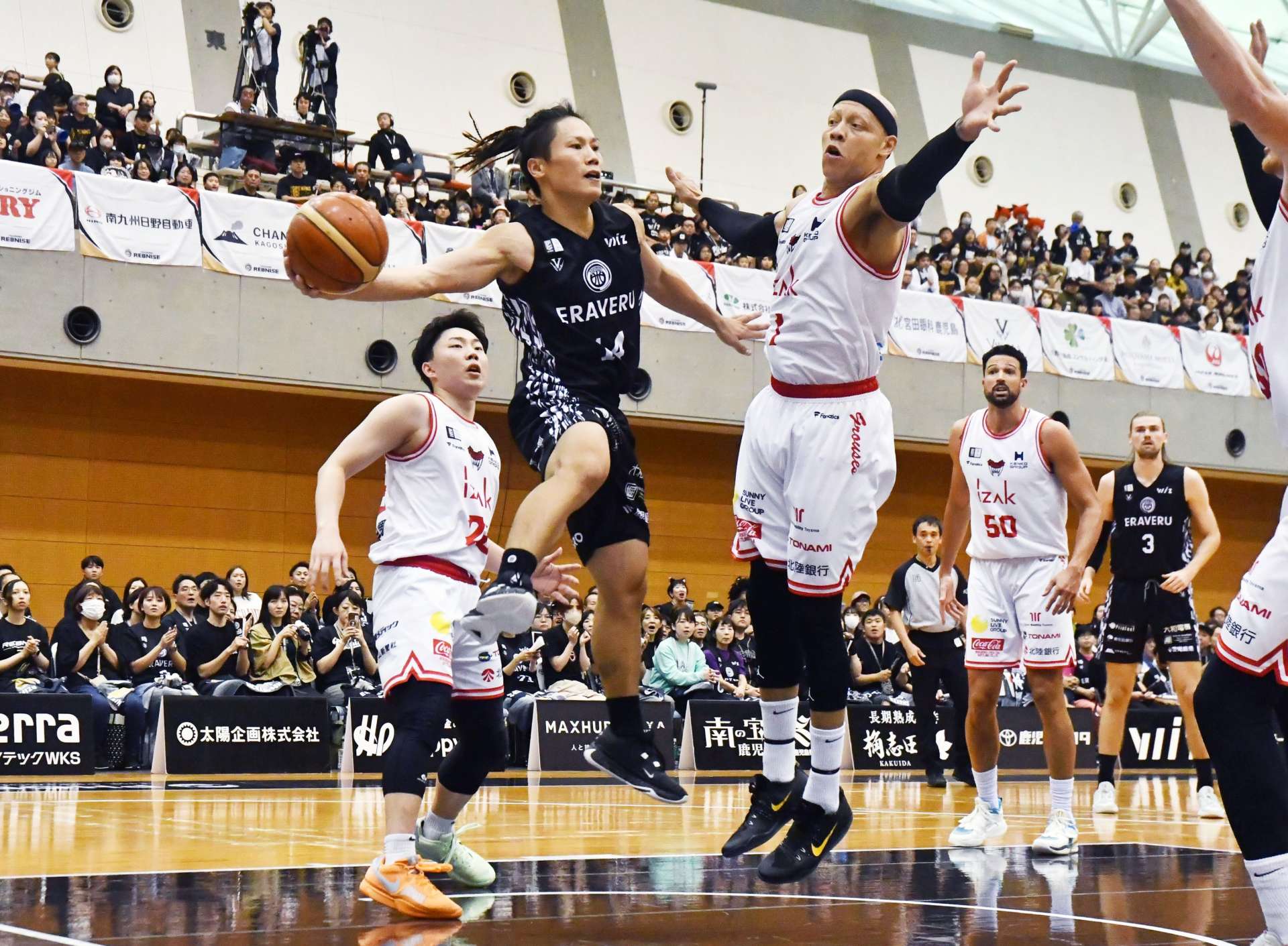前半、ゴール下でパスを出すレブナイズの兒玉＝薩摩川内市のサンアリーナせんだい