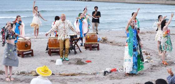 〈全体風景〉流れ着いた海洋ごみを素材にしたファッションショー「ゴミコレ吹上浜」＝日置市吹上の入来浜