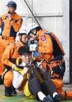 訓練で傷病者に声をかけながら救助する機動救難士＝霧島市の鹿児島航空基地