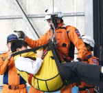 訓練で傷病者とともにロープで上昇する機動救難士＝霧島市の鹿児島航空基地