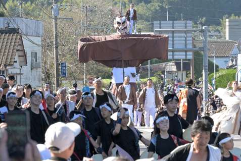 巨体を揺らし市街地を練り歩く弥五郎どん＝３日、曽於市大隅町岩川