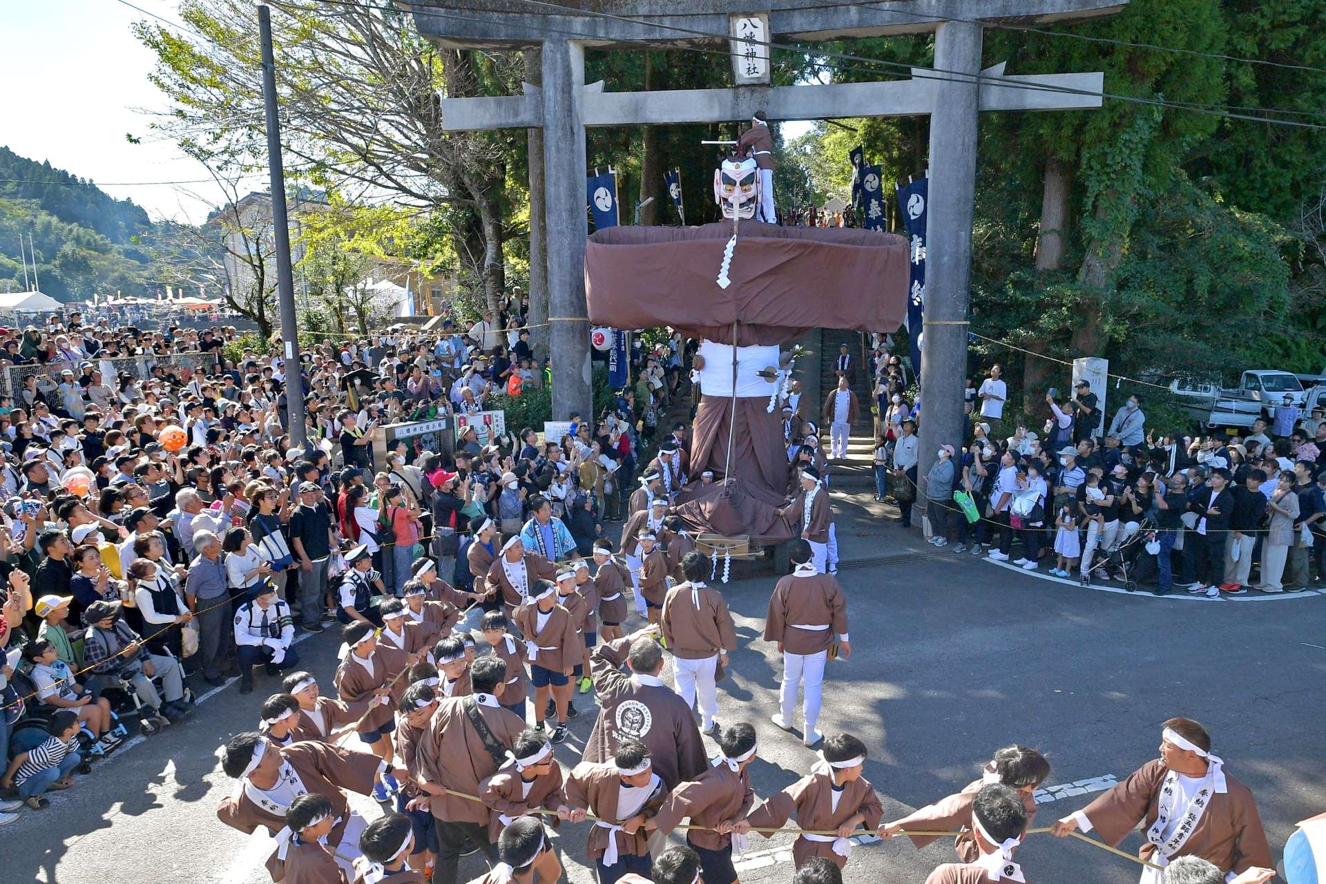 新調された着物に身を包み浜下りに出る弥五郎どん＝３日、曽於市大隅町岩川