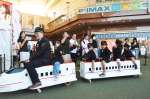 乗務員の格好でミニトレインを楽しむ子どもたち＝３日、鹿児島市のアミュ広場