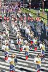 色とりどりの衣装で繁華街を練り歩く踊り連＝３日、鹿児島市東千石町