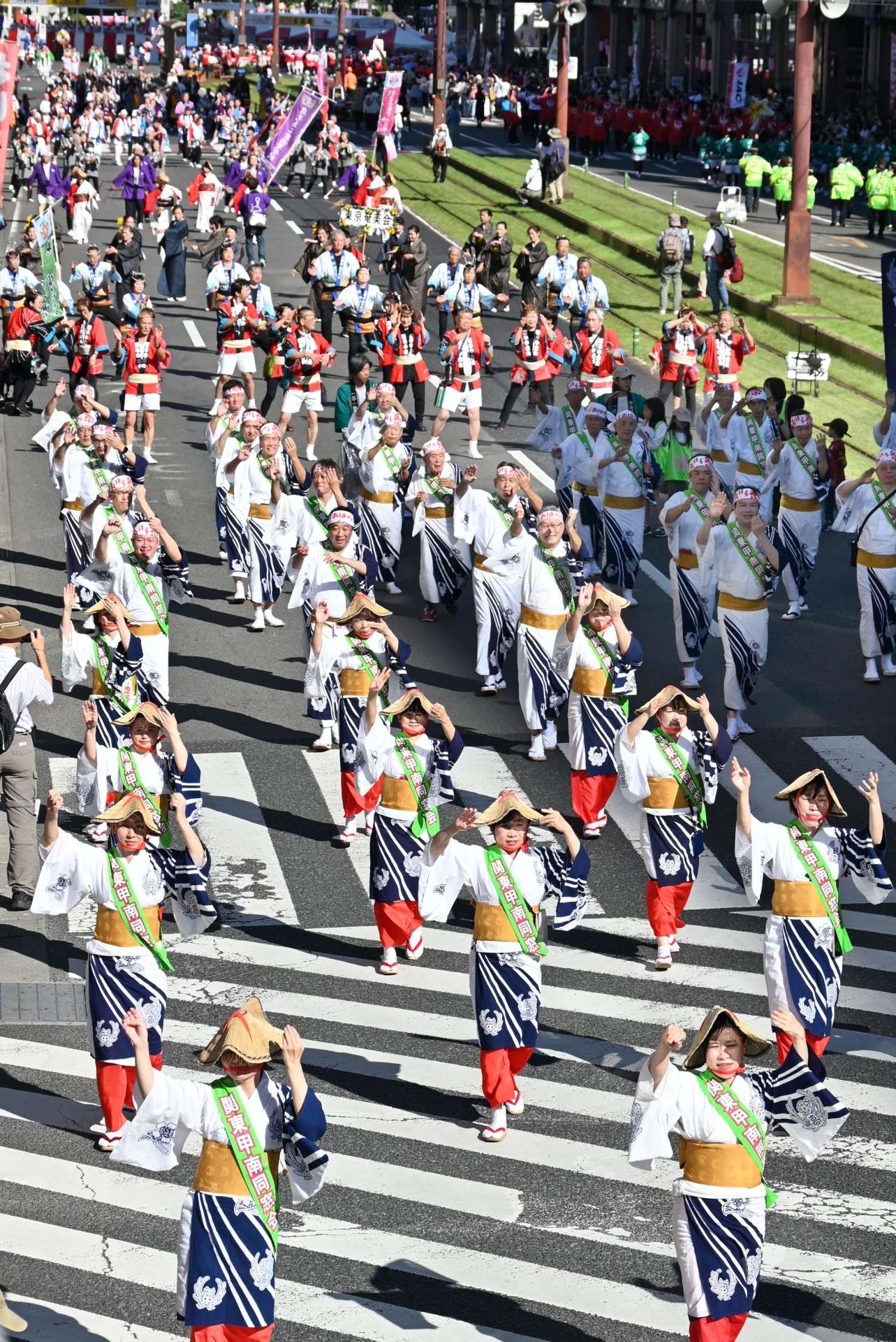 色とりどりの衣装で繁華街を練り歩く踊り連＝３日、鹿児島市東千石町