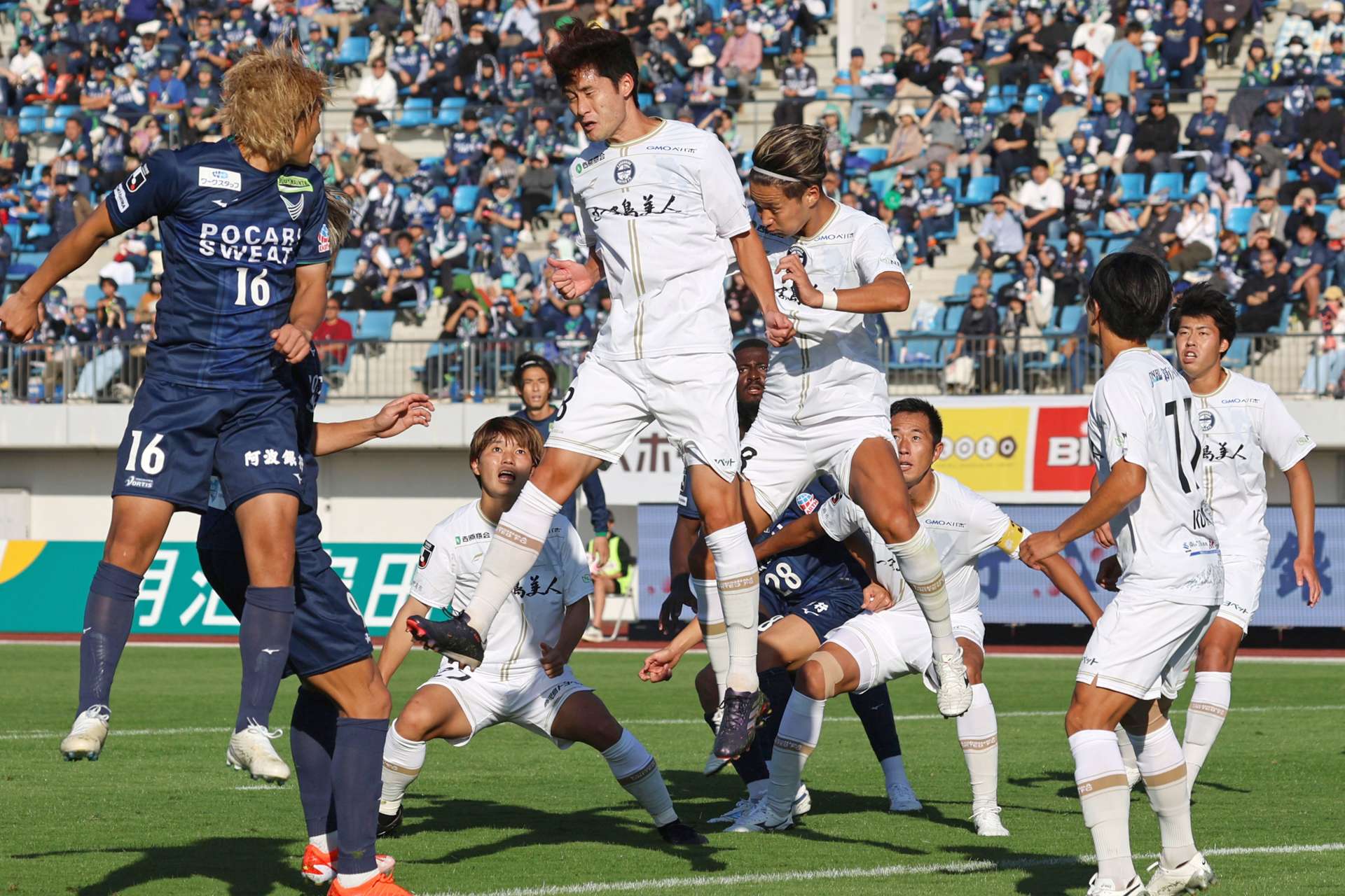 後半、自陣のゴール前で体を張って守る鹿児島ＵのＭＦ藤村ら＝鳴門・大塚スポーツパークポカリスエットスタジアム