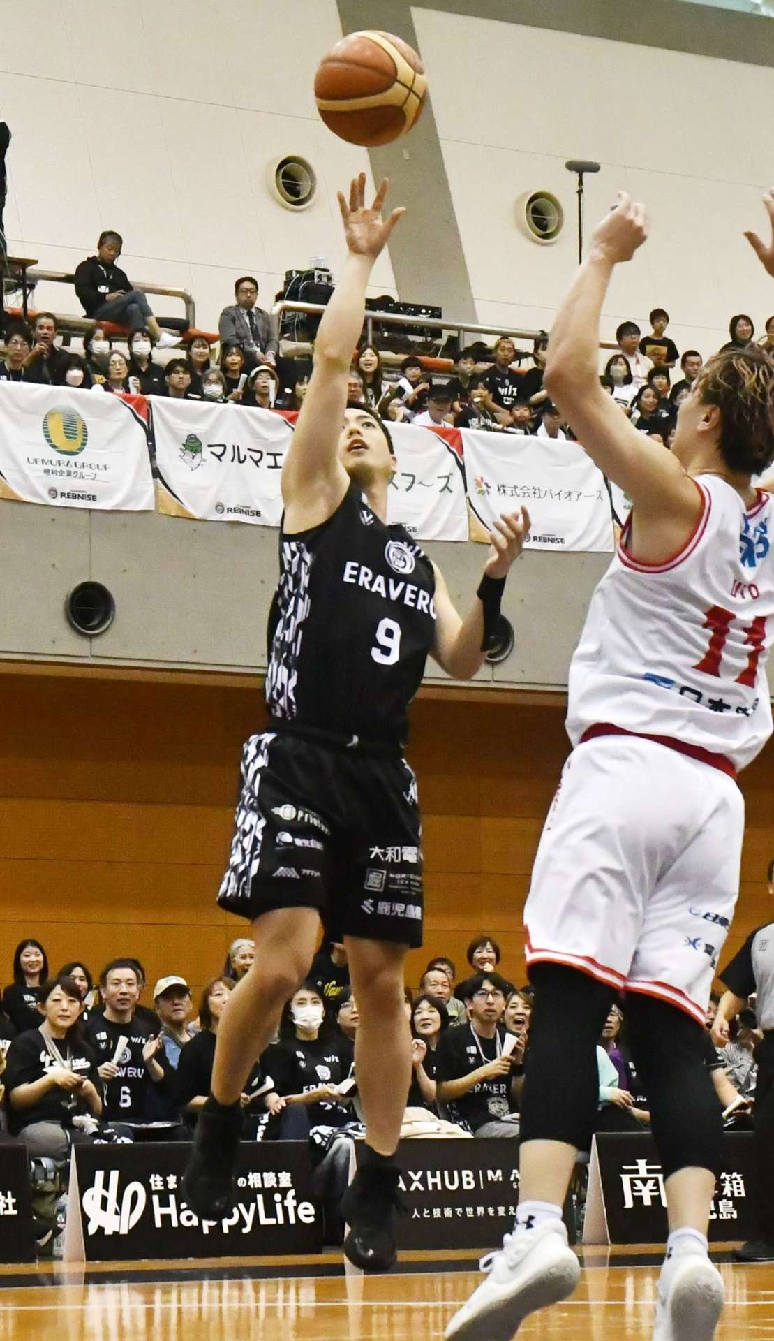 第２クオーター、レブナイズの藤本（９）がシュートを決める＝サンアリーナせんだい