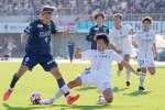 前半、懸命の守備を見せる鹿児島Ｕ・戸根（右）＝鳴門・大塚スポーツパークポカリスエットスタジアム